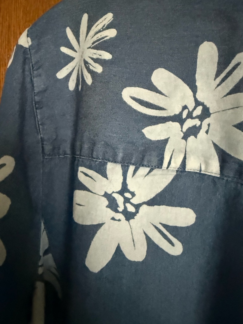 intro. Blue and white floral top with red heart tag - Picture 3 of 4